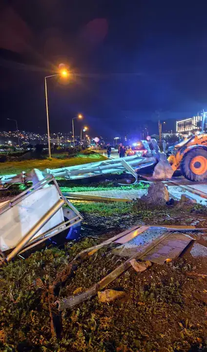 Fırtına ve Hortum Seraları Yıktı, Yollar Göle Döndü 20